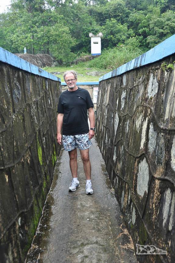 O Mário, pai da Ana, caminha pelo forte Marechal Luz, em São Francisco do Sul, litoral de Santa Catarina